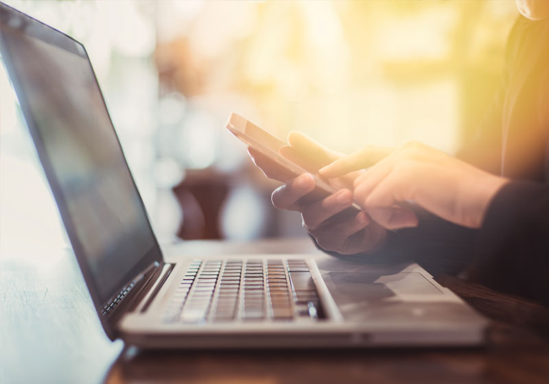 Digitale Kommunikation über Smartphone und Laptop als wichtiger Baustein erfolgreicher Medien- und Marketingkooperationen.